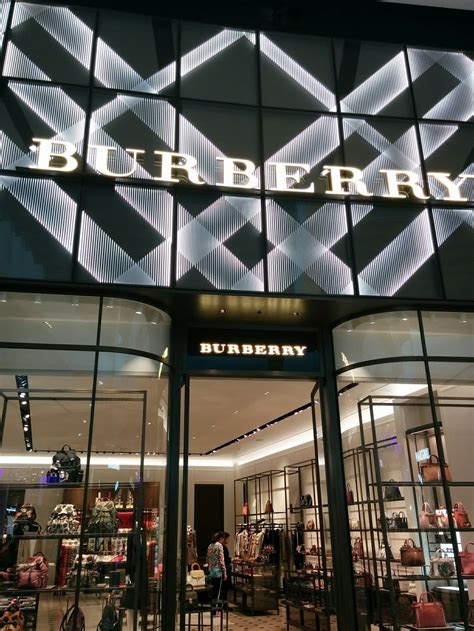 burberry sydney opening hours.